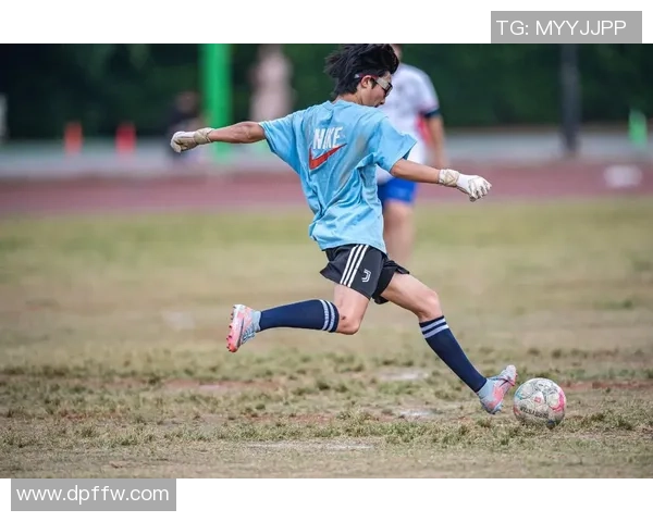 掌握足球技巧从基础开始教你如何正确踢出一脚完美的足球